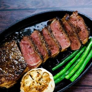 Kinh nghiệm làm bò bít tết bằng chảo gang ngon chuẩn vị    