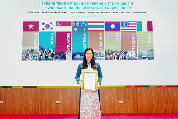Doanh nhân Hoàng Thị Tú Oanh vinh dự nhận giải thưởng top 10 thương hiệu vàng quốc tế