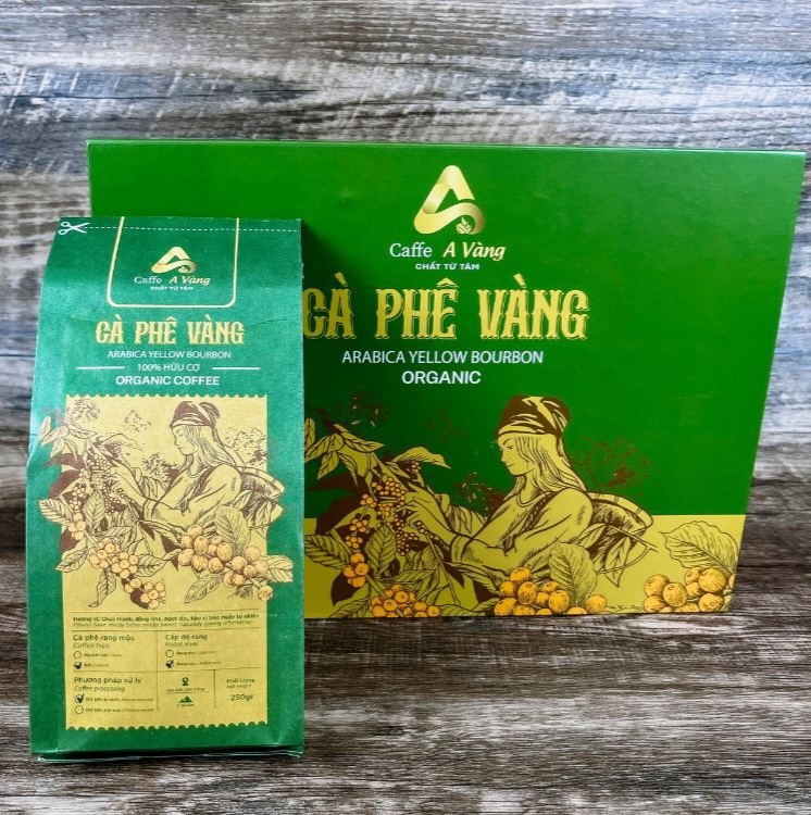 Bước 5: Rót nước và chờ cà phê chiết xuất