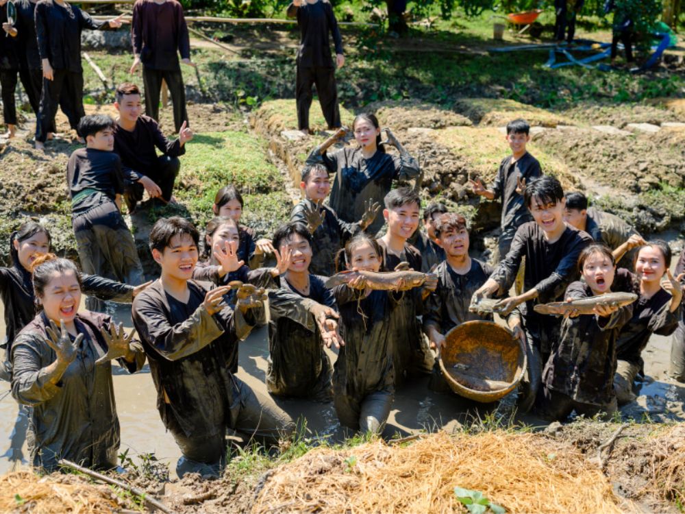 Trải nghiệm tát mương bắt cá và kéo cá